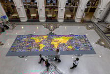 <p>Na zdjęciu największe puzzle świata i ułożona z nich mapa świata w Muzeum Narodowym</p>