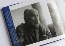 <p>Na zdjęciu strony z albumu poświęconego tw&oacute;rczości Konrada Jarodzkiego</p>