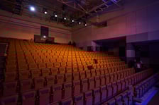 <p>Widownia nowego Impart Centrum w dawnym budynku Filharmonii Wrocławskiej</p>