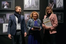 <p>Na zdjęciu wystawa w Muzeum Teatru - nagrodzone prace w II Konkursie Dyplom&oacute;w Scenografii Uczelni Artystycznych - Marta Bartosik odbiera nagrodę z rąk prof. Elżbiety Wernio oraz rektora wrocławskiej ASP, prof. Wojciecha Pukocza</p>
