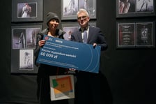 <p>Na zdjęciu wystawa w Muzeum Teatru - nagrodzone prace w II Konkursie Dyplom&oacute;w Scenografii Uczelni Artystycznych - mama Karoliny Kempińskiej odbiera za c&oacute;rkę nagrodę, stypendium od firmy JLL z rąk Mateusza Boncy z JLL</p>