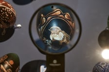 <p>Na zdjęciu pisanka pod szkłem powiększającym na wystawie w Muzeum Etnograficznym, Oddziale Muzeum Narodowego&nbsp;</p>