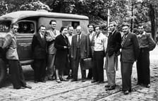 Wycieczka z prof. Witoldem Romerem (pośrodku z teczką) do Wytwórni Filmów Fabularnych w Łodzi, Włodzimierz Kałdowski pierwszy z lewej, 1952