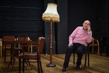 <p>Na zdjęciu Zdzisław Kuźniar&nbsp;podczas pr&oacute;b do spektaklu &bdquo;Dwa dni z synem&rdquo;</p>