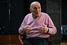 <p>Na zdjęciu Zdzisław Kuźniar&nbsp;podczas pr&oacute;b do spektaklu &bdquo;Dwa dni z synem&rdquo;</p>