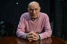<p>Na zdjęciu Zdzisław Kuźniar&nbsp;podczas pr&oacute;b do spektaklu &bdquo;Dwa dni z synem&rdquo;</p>