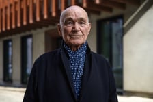 <p>Na zdjęciu Zdzisław Kuźniar przed ukochanym Wrocławskim Teatrem Wsp&oacute;łczesnym</p>