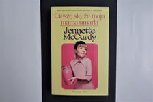 <p>Jennette McCurdy,&nbsp;&bdquo;Cieszę się, że moja mama umarła&rdquo;, Wydawnictwo Pr&oacute;szyński i S-ka&nbsp;2023</p>