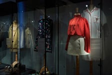 <p>Wystawa poświęcona modzie stanu wojennego i dekadzie lat 80. w Muzeum Narodowym we Wrocławiu</p>