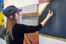 <p>Sonia Ruciak, zdjęcie z wystawy "Trzy słowa" w galerii Neon ASP Wrocław</p>