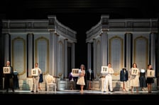 <p>Opera Wrocławska, scena z opery &bdquo;Cosi fan tutte&rdquo;</p>