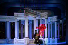 <p>Opera Wrocławska, scena z opery &bdquo;Cosi fan tutte&rdquo;</p>