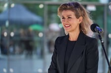 <p>Anne-Sophie Mutter, wybitna niemiecka skrzypaczka odsłoniła przed Narodowym Forum Muzyki tablicę ze swoim nazwiskiem i podpisem</p>
