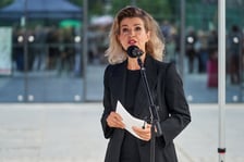 <p>Anne-Sophie Mutter, wybitna niemiecka skrzypaczka odsłoniła przed Narodowym Forum Muzyki tablicę ze swoim nazwiskiem i podpisem</p>