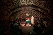 <p>Czytanie sensoryczne u Dominikan&oacute;w odbędzie się w kryptach pod kościołem, tu pr&oacute;ba generalna przed seansami 19 i 20 maja</p>