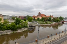 <p>Widok z tarasu Ossolineum na Wrocław, m.in. na Tamkę i Wyspę Daliową</p>