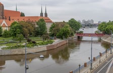 <p>Widok z tarasu Ossolineum na Wrocław, m.in. na Tamkę i Wyspę Daliową</p>