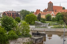 <p>Widok z tarasu Ossolineum na Wrocław, m.in. na Tamkę i Wyspę Daliową</p>