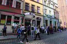 Kolejka przed Muzeum Farmacji