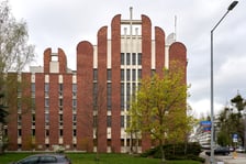 <p><span style="font-size: 11pt; line-height: 15.6933px; font-family: Calibri, sans-serif;"><span style="font-size: 11pt;">Dzisiejszy kompleks kościoła</span>&nbsp;<strong>pw. św. Ignacego Loyoli</strong> wzniesiono w latach 1981-1990. Tr&oacute;jskrzydłowa i pięciokondygnacyjna budowla opr&oacute;cz dwupoziomowej świątyni mieści klasztor, mieszkania zakonnic, pomieszczenia parafii i dom spotkań.</span></p>
<p><span style="font-size: 11pt; line-height: 15.6933px; font-family: Calibri, sans-serif;">Całej architekturze nadano jednolity charakter. Elewacja o kompozycji rytmicznej z wąskimi pionami okien oddzielonych od siebie ceglanymi pasami. Kompozycję uzupełnia motyw betonowych krzyży przecinających okna. Nad wejściem gł&oacute;wnym jest wieżyczka z krzyżem. Postmodernistyczne formy elewacji i wnętrza nawiązują do architektury gotyku (strzelistością i smukłością pas&oacute;w ceglanych) i renesansu (rytmicznym podziałem elewacji).</span></p>