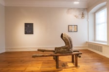 <p>Prace na wystawie &bdquo;Widzenie ciałem&rdquo; w OP ENHEIM &ndash; dzieło Magdaleny Abakanowicz</p>