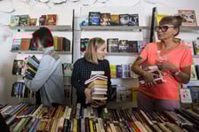 <p>Kiermasz w Dolnośląskiej Bibliotece Publicznej w Rynku &ndash; chętnych na książki, płyty, czasopisma za 4 złote nie brakuje</p>