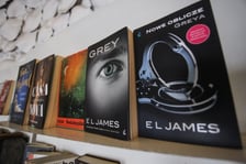 <p>Kiermasz w Dolnośląskiej Bibliotece Publicznej w Rynku &ndash; chętnych na książki, płyty, czasopisma za 4 złote nie brakuje</p>