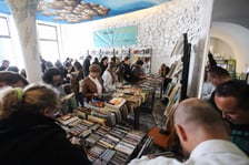 <p>Kiermasz w Dolnośląskiej Bibliotece Publicznej w Rynku &ndash; chętnych na książki, płyty, czasopisma za 4 złote nie brakuje</p>