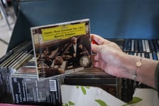 <p>Kiermasz w Dolnośląskiej Bibliotece Publicznej w Rynku &ndash; chętnych na książki, płyty, czasopisma za 4 złote nie brakuje</p>
