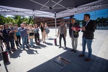 <p>Odsłonięcie tablicy pamiątkowej Ernsta Kovacica przed NFM</p>