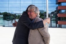 <p>Ernst Kovacic i dyrektor Andrzej Kosendiak przed NFM</p>