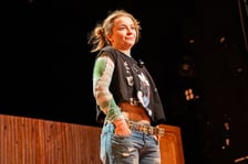 <p>Pr&oacute;ba do spektaklu &bdquo;Głośniej się nie da?&rdquo; &ndash; na scenie Agata Kucińska</p>