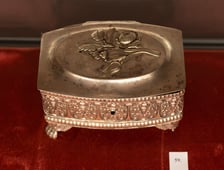 <p>Wystawa &bdquo;Nie zmarnujcie niepodległości. Srebra Funduszu Obrony Narodowej&rdquo; w Centrum Historii Zajezdnia &ndash; cukiernica skrzynkowa na uskrzydlonych łapach zwierzęcych, Nicolaus Wagner, lata 1834-1839, Wrocław</p>