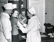 Zdjęcia z wystawy ?Odizolowani 1963. Epidemia ospy we Wrocławiu? w Pałacu Królewskim.