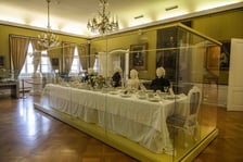 <p>Skarby Wrocławia &ndash; serwis porcelanowy Breslauer Stadtschloss, czyli &bdquo;Wrocławski Zamek Miejski&rdquo;. Specjalnie zam&oacute;wiony w kr&oacute;lewskiej fabryce porcelany KPM Berlin przez kr&oacute;la Fryderyka II dla Pałacu Kr&oacute;lewskiego we Wrocławiu.&nbsp;</p>