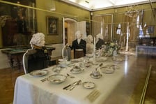 <p>Skarby Wrocławia &ndash; serwis porcelanowy Breslauer Stadtschloss, czyli &bdquo;Wrocławski Zamek Miejski&rdquo;. Specjalnie zam&oacute;wiony w kr&oacute;lewskiej fabryce porcelany KPM Berlin przez kr&oacute;la Fryderyka II dla Pałacu Kr&oacute;lewskiego we Wrocławiu. Ręcznie malowany, w przepiękne kwiatowe motywy, składa się z kilkudziesięciu r&oacute;żnych element&oacute;w i jest do dzisiaj produkowany przez KPM Berlin. W Pałacu Kr&oacute;lewskim jest niemal kompletny serwis, kt&oacute;ry w całości liczy 36 r&oacute;żnego typu naczyń, a eksponowany jest w dużej szklanej gablocie, mogącej pomieścić cały st&oacute;ł.</p>
