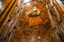 <p>Skarby Wrocławia &ndash; szafa śląska z lat 1730-1740. To unikat w sztuce meblarstwa, bo zachowało się ich niewiele. Prawdziwy masterwerk, praca mistrzowska, rodzaj barokowego egzaminu zaliczeniowego, Jeśli ktoś chciał zdawać na czeladnika, mieć papiery mistrzowskie, musiał zaliczyć egzamin z budowy i ozdobienia śląskiej szafy, stąd zdobienia w trudnych technikach, jak intarsja, inkrustacja, egzotyczne rodzaje drewien, kość słoniowa, ilość rzeźbień. Im więcej, tym lepiej zdany egzamin czeladniczy. Taka mistrzowska szafa powstawała 9 miesięcy i musiała być okazała, aby przyszły mistrz m&oacute;gł popisać się pełnym spektrum swego talentu. Do dziś na całym świecie zachowało się nie więcej niż 30 tego typu szaf.&nbsp;</p>