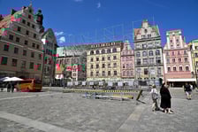 <p>W rynku ustawiane są rusztowania pod olbrzymi ekran</p>