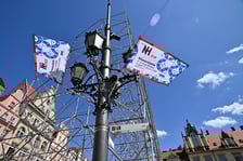 <p>W rynku ustawiane są rusztowania pod olbrzymi ekran</p>