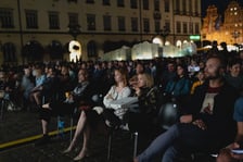 <p>Widzowie podczas ubiegłorocznego seansu w rynku podczas Festiwalu Nowe Horyzonty</p>