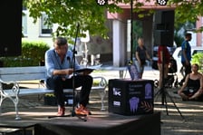 Europejska Noc Literatury w parku Goethego przy ul. Przestrzennej. Książkę "Moja żona nie tańczy" czyta Piotr Cyrwus.