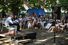 Europejska Noc Literatury w parku Goethego przy ul. Przestrzennej. Książkę "Moja żona nie tańczy" czyta Piotr Cyrwus.