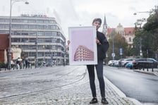 <p>Malwa Domaradzka z plakatem, na kt&oacute;rym przedstawiła Renomę na tle prawdziwego budynku</p>