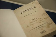 <p>Ossolińskie wydanie &bdquo;Komedii&rdquo;, kt&oacute;re Fredro dedykował swemu ojcu. Wystawa &bdquo;Żołnierz napoleoński, ojciec komedii polskiej&rdquo; &mdash; Fredro w Ossolineum</p>