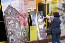 <p>Wystawa &bdquo;Pełno ich nigdzie. Przywracanie pamięci o polskich Żydach w przestrzeni miejskiej&rdquo; na wrocławskim rynku&nbsp;</p>