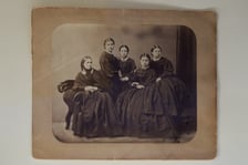 <p>Emilia ze Szwarc&oacute;w Heurichowa z c&oacute;rkami (od lewej): Teodorą, Heleną, Julią i Emilią, lata 60. XIX w. Wystawa &bdquo;Czarna sukienka. Patriotki w walce o wolność&rdquo;&nbsp;</p>