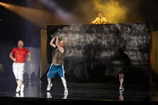 <p>Scena ze spektaklu &bdquo;Odyseja&rdquo; na podstawie Homera we Wrocławskim Teatrze Lalek</p>