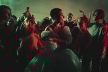 Kadr z serialu "Infamia" Netflixa