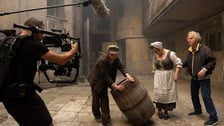 <p>Na planie filmu &bdquo;Pani od polskiego&rdquo; we Wrocławiu &ndash; w podw&oacute;rku pałacu Wallenberg-Pachalych na Szajnochy</p>