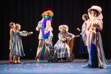 <p>Scena otwierająca musical &bdquo;I statek płynie&rdquo; na scenie Teatru Muzycznego Capitol</p>